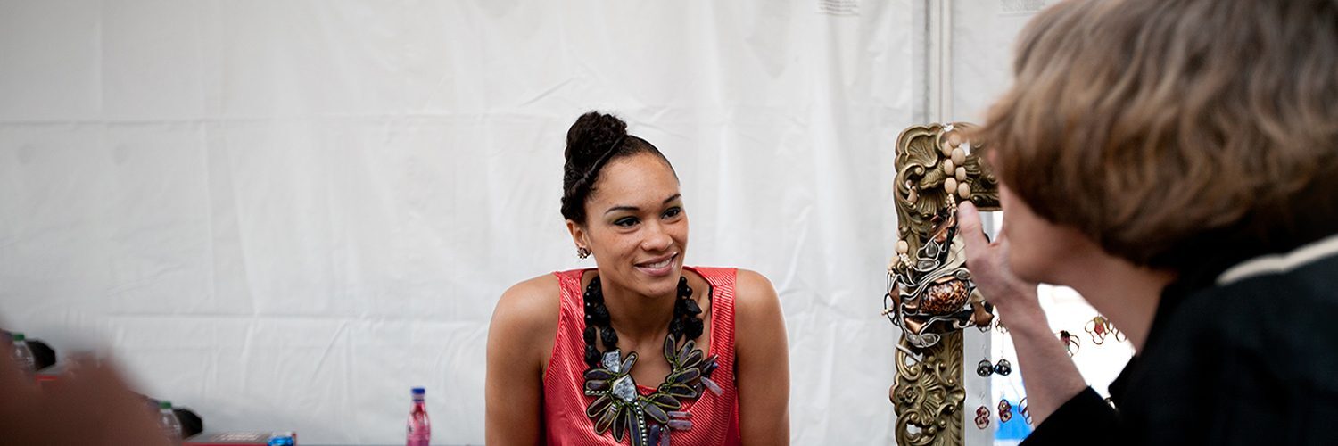 Showcase Noir artist talking with patrons