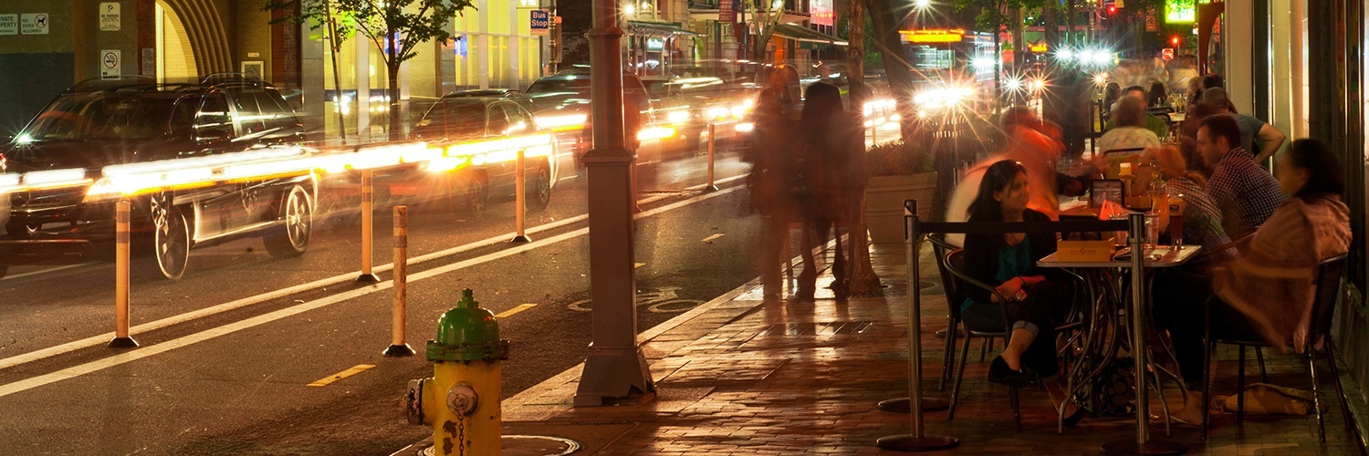 people eating outside at penn avenue restaurants at night