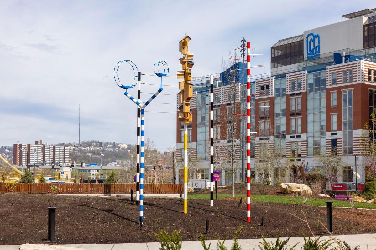 Lenka Clayton and Phillip Andrew Lewis, Bird Circus